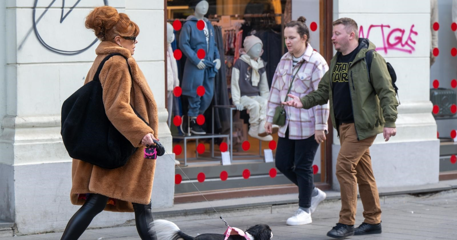 Mia Begović snimljena na špici sa psom, krala poglede odabirom obuće