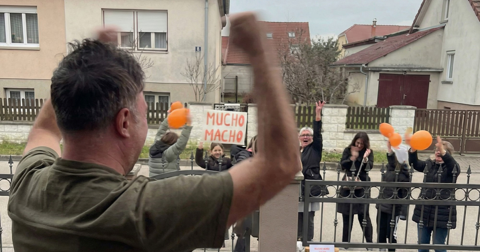 VIDEO Janu Kerekešku susjedi nakon Dore priredili doček u ulici