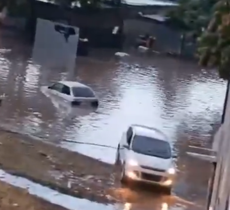 ВИДЕО Руски град во вонредна состојба по силна бура. Едно лице загина
