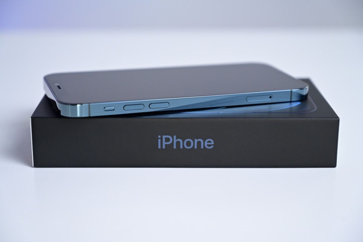 Apple kaznili s 2 milijuna dolara jer prodaje iPhone bez punjača