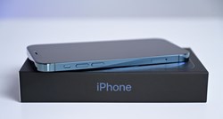 Apple kaznili s 2 milijuna dolara jer prodaje iPhone bez punjača