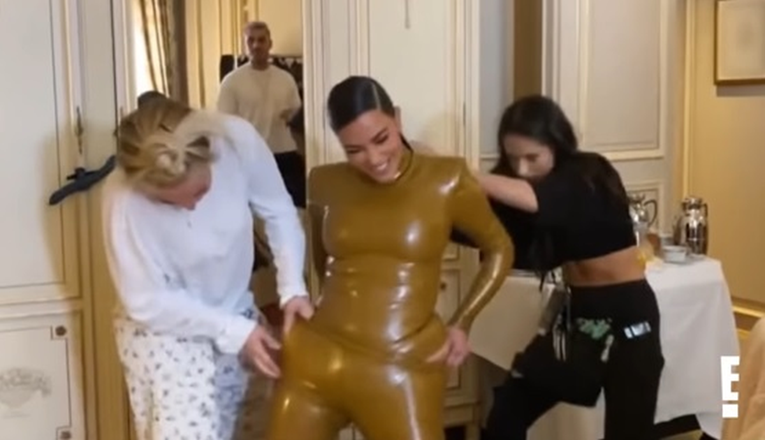 Objavljena snimka kako se Kim Kardashian pokušava uvući u lateks kombinezon