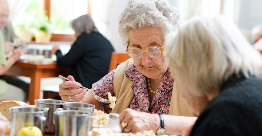 Promjene u načinu na koji jedemo mogle bi biti znak demencije, kažu doktori
