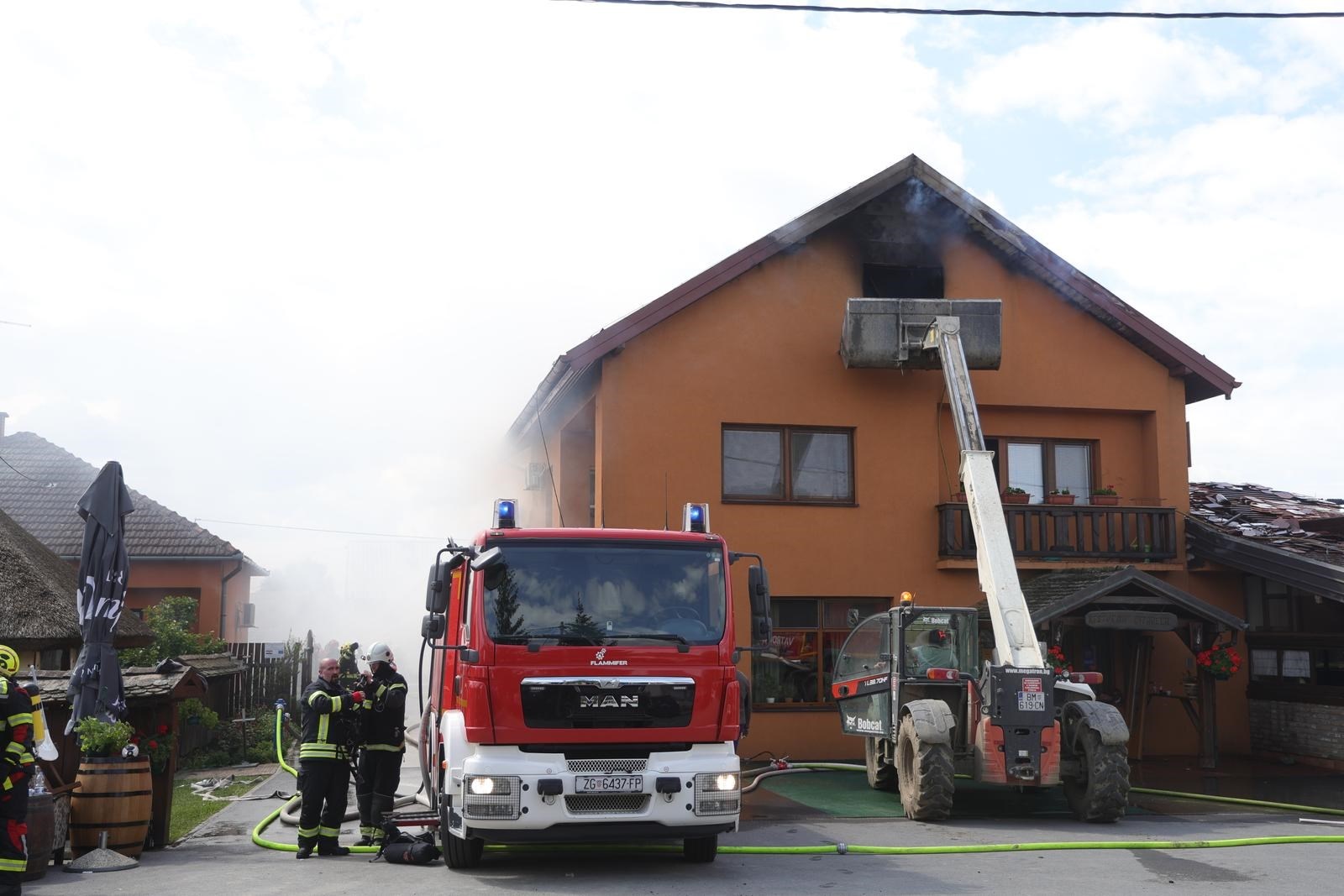 Izgorio baranjski restoran, dim se vidi na kilometre. Vlasnik: Izgorio mi je i stan