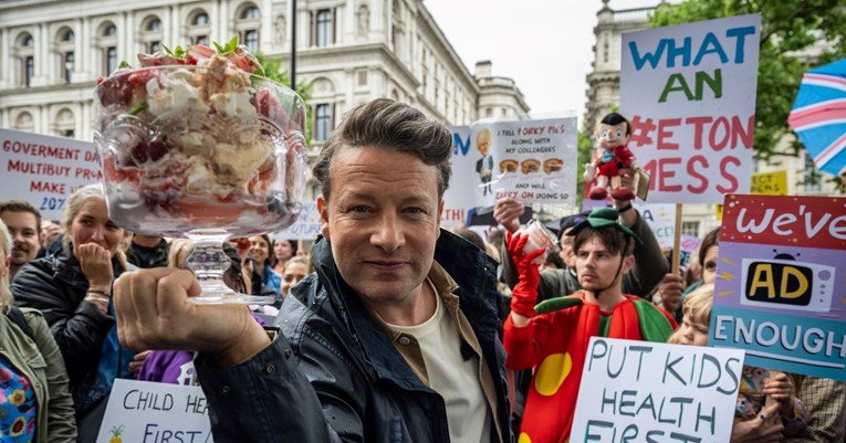Kad Jamie Oliver prosvjeduje: Izašao na ulicu s poznatim desertom u rukama