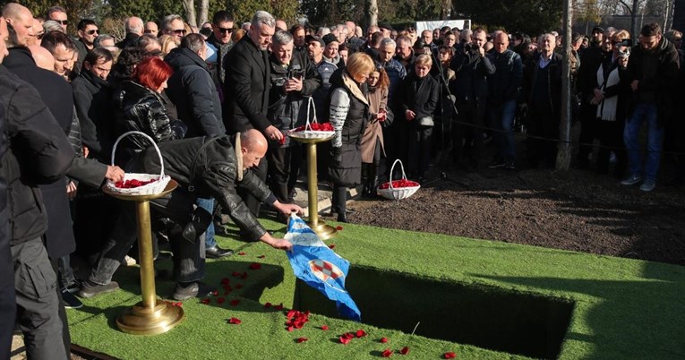 Navijač u grob Ćire Blaževića položio Dinamovu zastavu