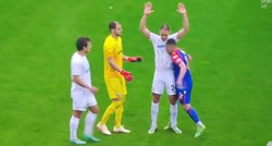 VIDEO Xhakin brat bivšeg hajdukovca udario glavom poput Zidanea. Šimić zabio u kaosu
