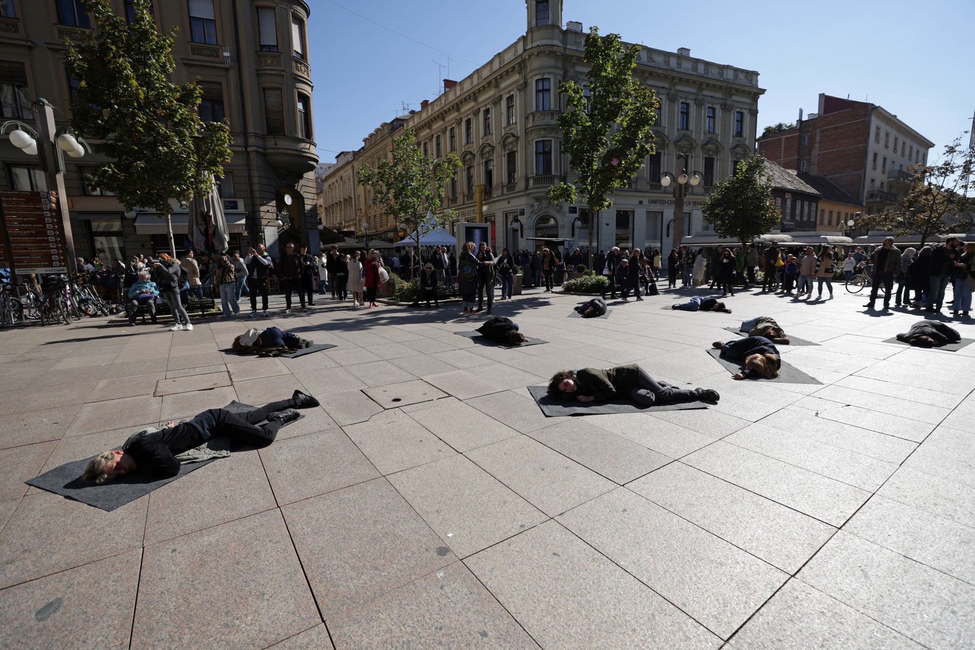 Na Cvjetnom trgu 10 minuta ležalo devet djevojaka u crnom. Imale su važan razlog