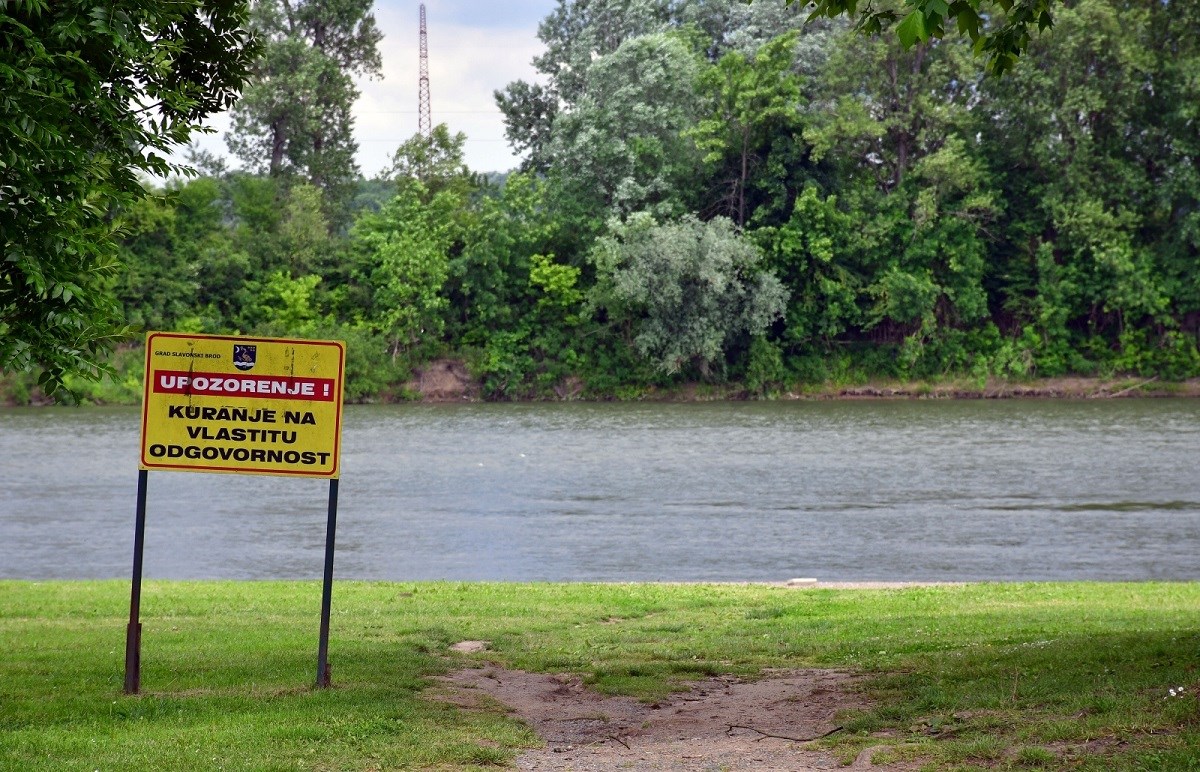 Prevrnuo se čamac s tri osobe na Savi, dvije spašene, traje potraga za muškarcem