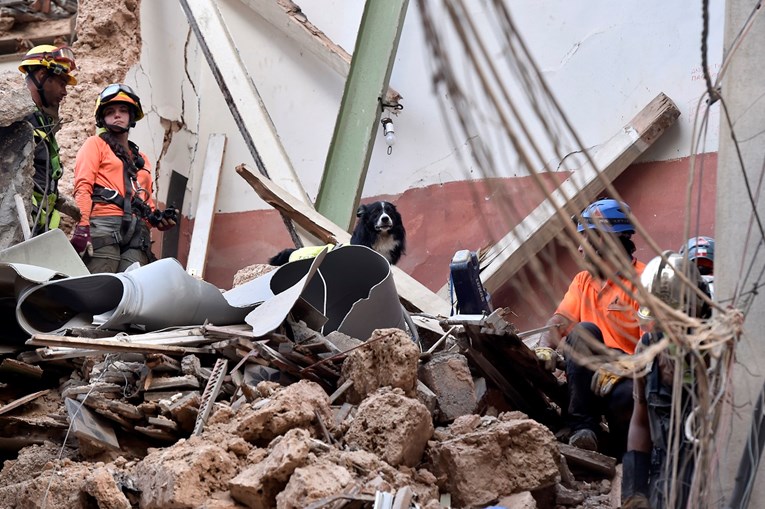 Spasilačke ekipe još pretražuju bejrutske ruševine. Je li moguće da ima preživjelih?