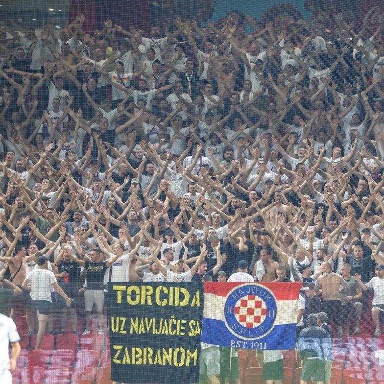 Pogledajte kako je Torcida ispratila igrače Hajduka nakon ispadanja u Europi