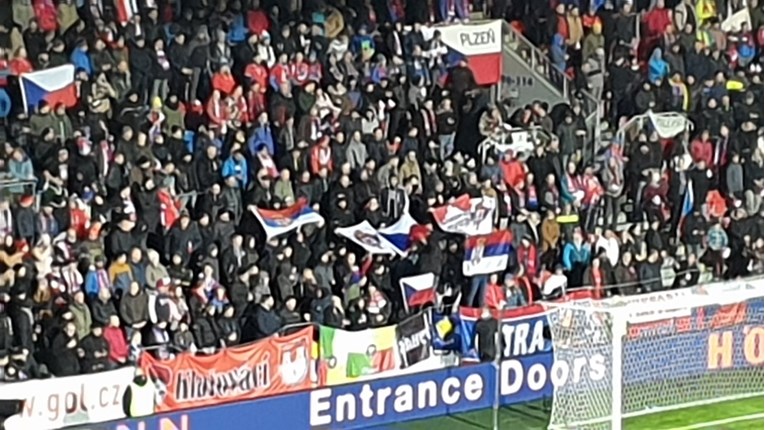 Česi sa srpskim zastavama pretukli navijače Kosova. Na stadionu pokazali trofeje