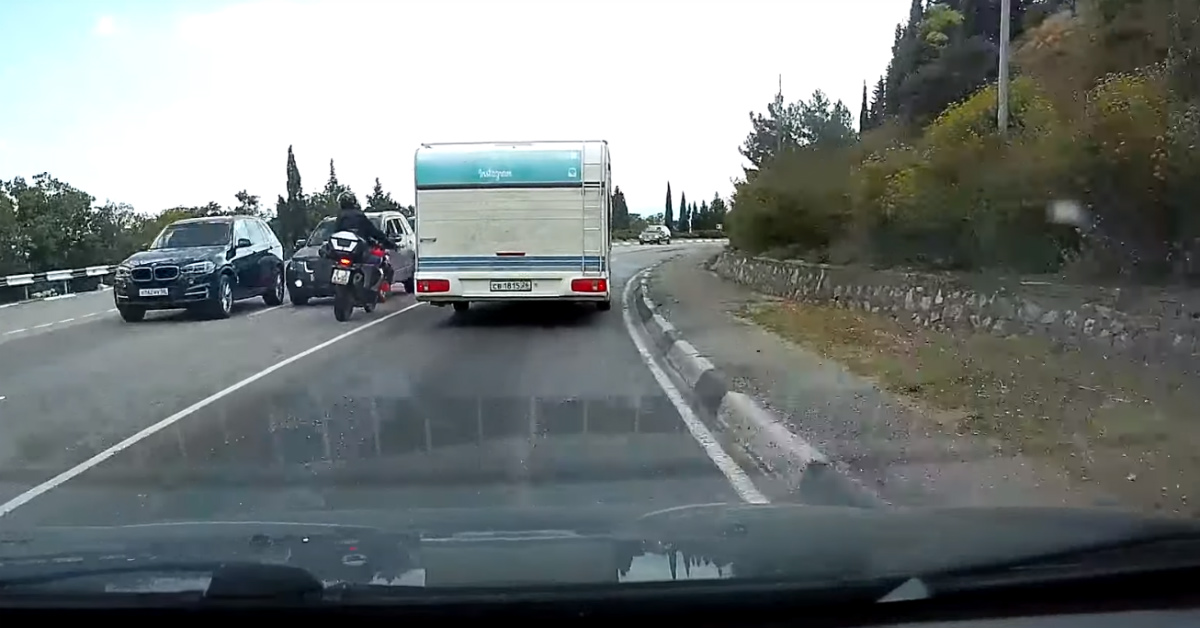 Motociklist neoprezno pretjecao pa mu u susret doletio auto, evo što je ostalo