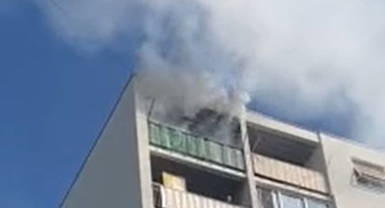 U Splitu se zapalio stan na zadnjem katu zgrade, vatrogasci uklanjali parkirane aute