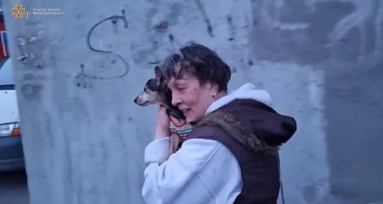 Spasioci pomogli Ukrajinki da spasi svog psića iz požara, snimka obišla svijet