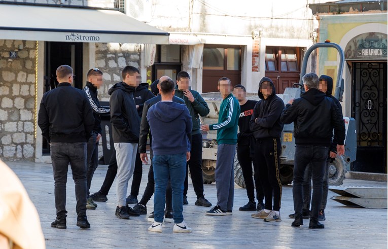 Pupovac u Splitu davao izjavu, okupila se skupina mladića