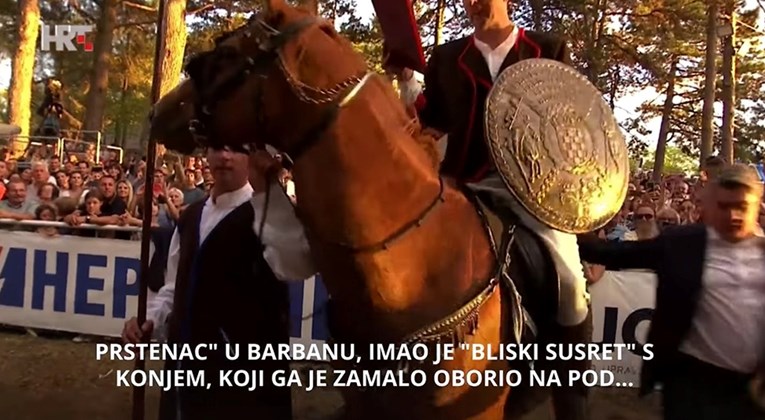 VIDEO Milanovića gurnuo konj na Trci na prstenac, osiguranje ga držalo da ne padne