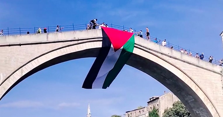 Na Starom mostu u Mostaru vijori palestinska zastava