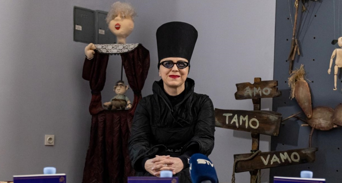 Mirela Holy predstavila knjigu u Osijeku, pojavila se u neobičnom outfitu