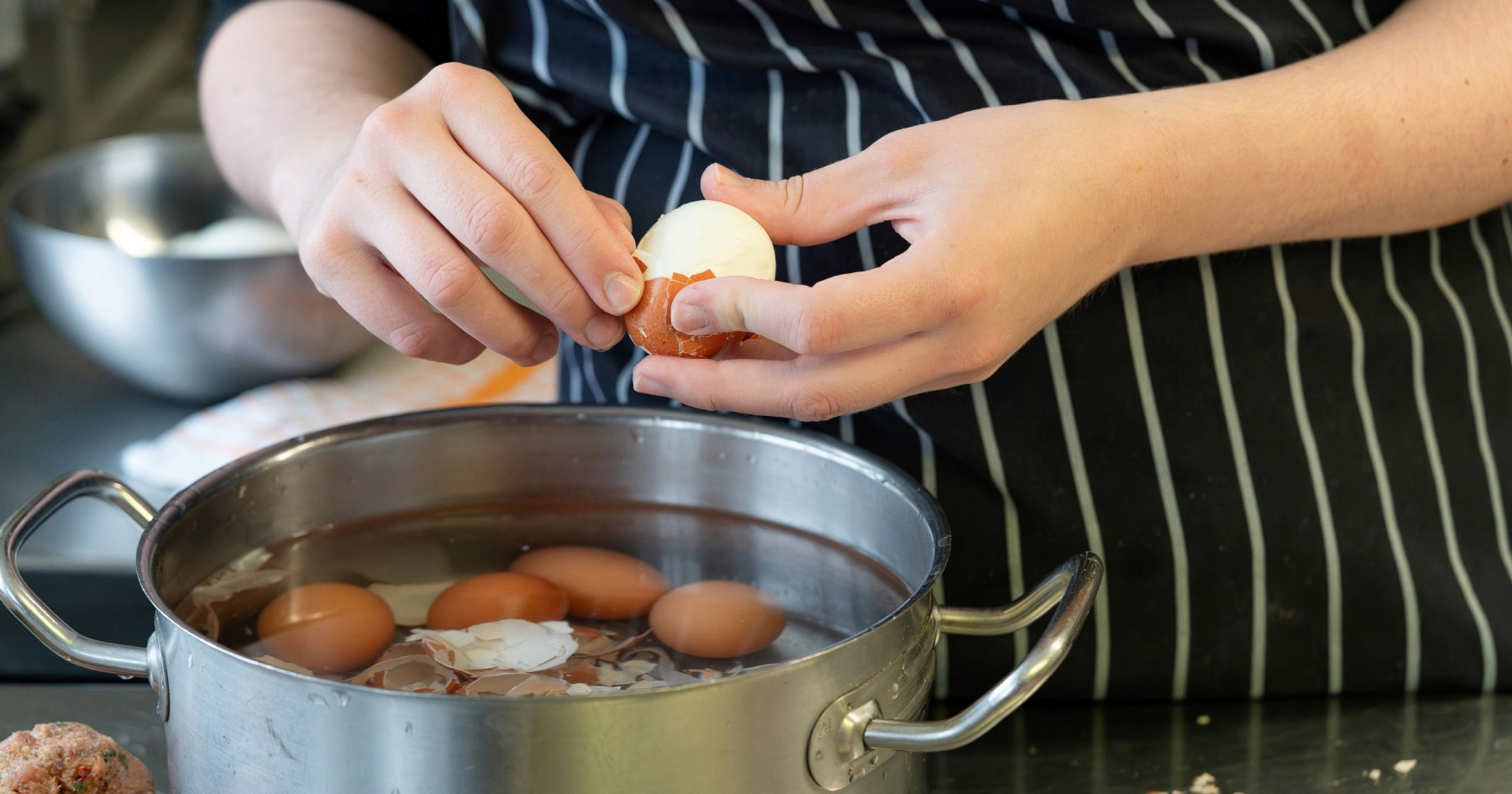 Mučite se s guljenjem jaja? Nije toliko komplicirano, evo što treba napraviti