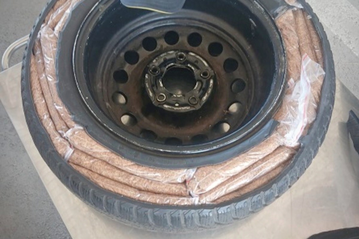 U Passatu pokušao prošvercati 11 kg duhana. Pronašli ga skrivenog u rezervnoj gumi