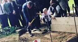 Prizor koji slama srce: Dječačić lopatom ubacuje zemlju u grob svog oca