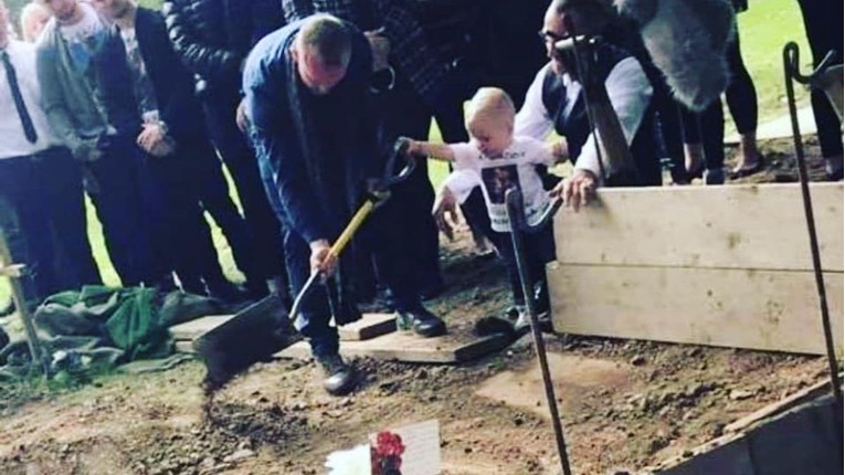 Prizor koji slama srce: Dječačić lopatom ubacuje zemlju u grob svog oca