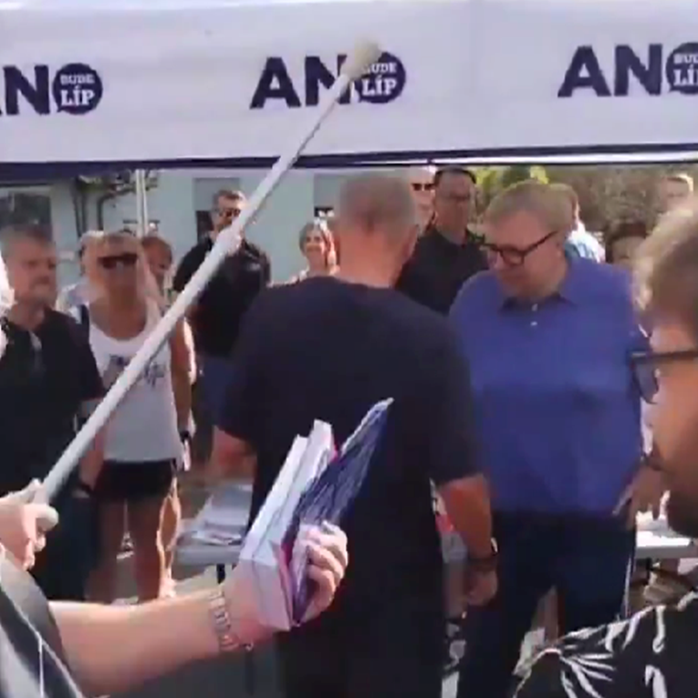 VIDEO Bivši češki premijer udaren štakom po glavi na predizbornom skupu