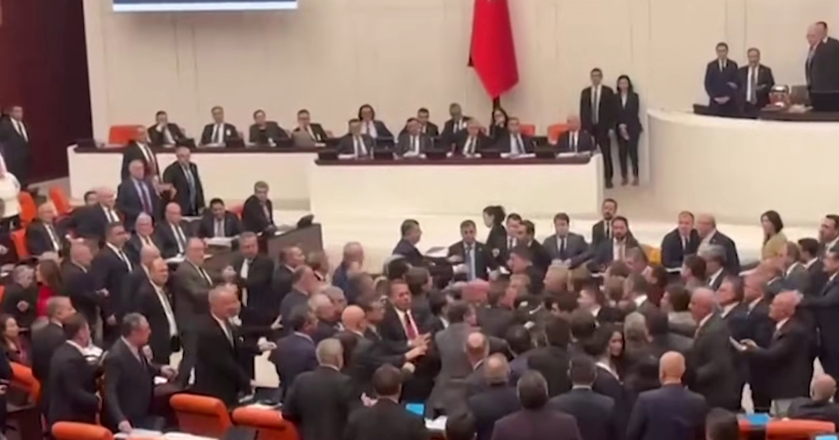 VIDEO Tučnjava u turskom parlamentu