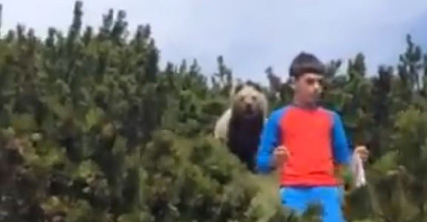 Iza 12-godišnjaka u šumi iznenada se pojavio medvjed, dječak postao hit zbog reakcije