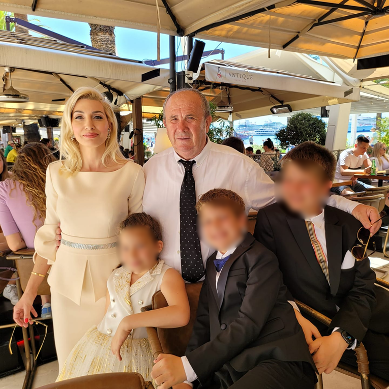 Željko Kerum objavio obiteljsku fotografiju, pozirao sa suprugom Fani i djecom