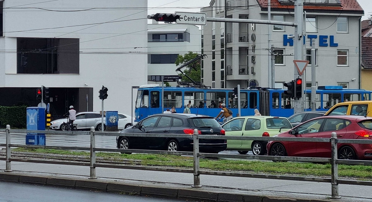 FOTO Snažna grmljavina u Zagrebu. Semafori se pokvarili, promet bio paraliziran