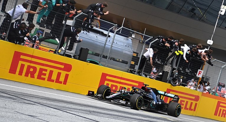 Hamilton slavio u Austriji, utrku obilježio sudar dva Ferrarija u prvom krugu