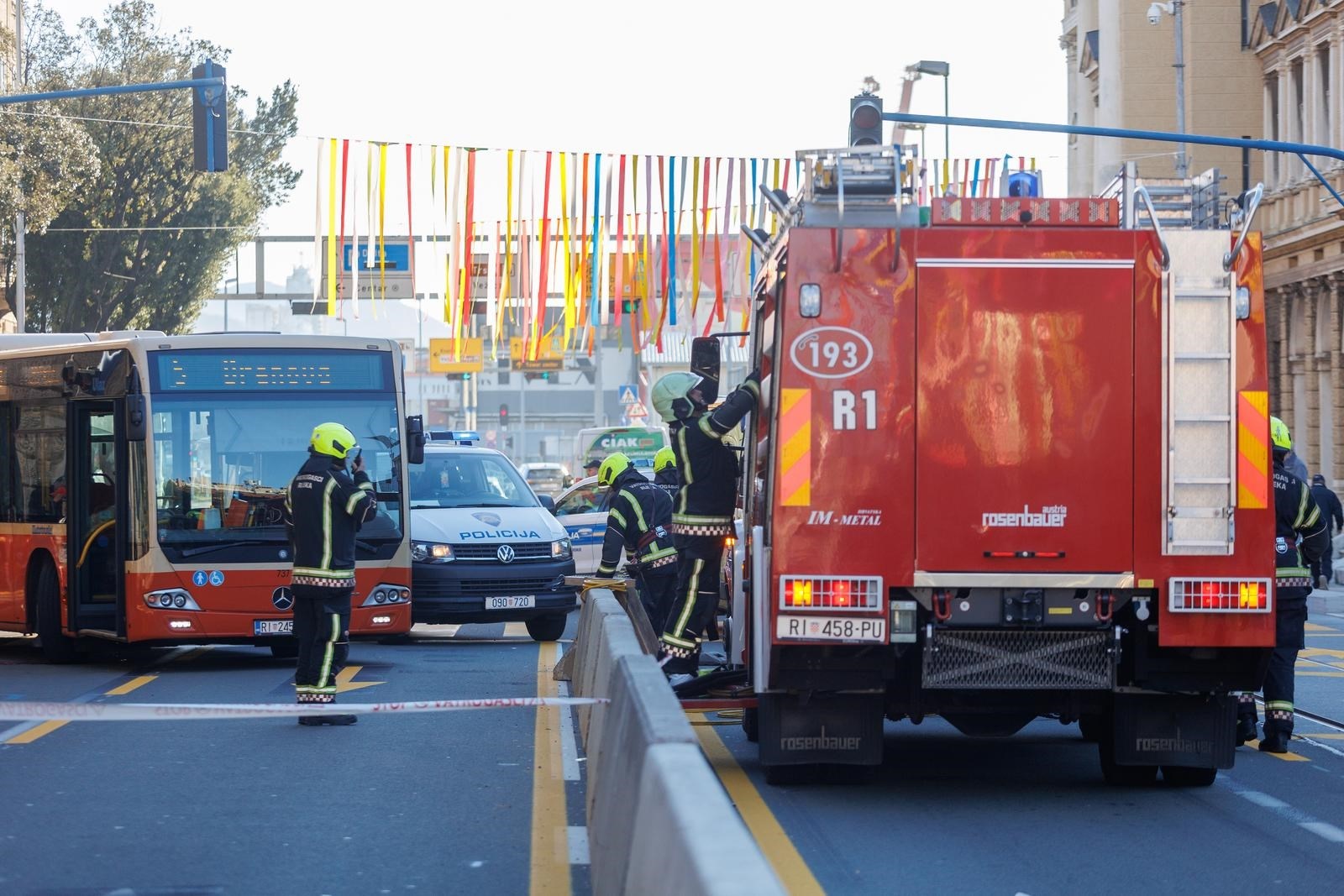 Žena (76) koja je teško ozlijeđena u naletu busa u Rijeci je prelazila preko crvenog