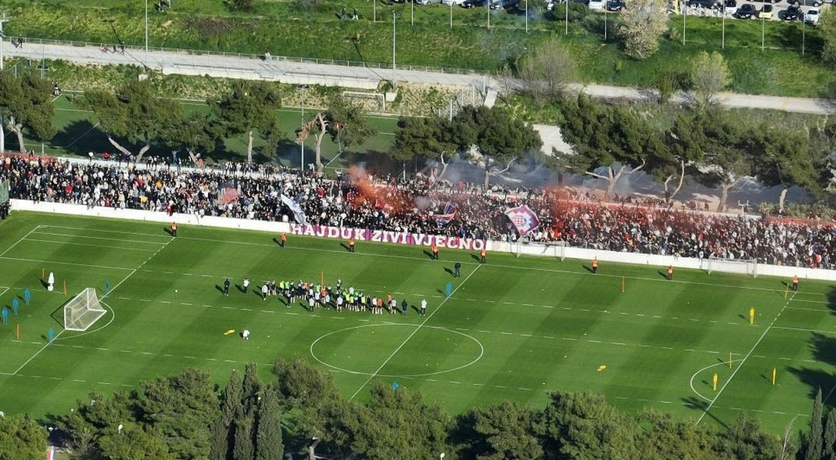 VIDEO 2500 Torcidaša napravilo ludu atmosferu na treningu uoči derbija