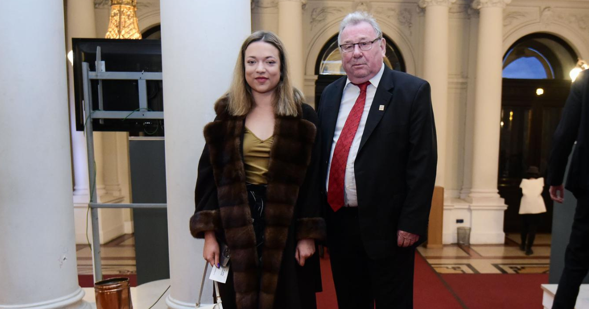 Vladimir Šeks s unukom Ivom pozirao na premijeri baleta u zagrebačkom HNK