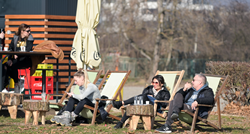 FOTO Zagrepčani proveli sunčanu nedjelju na Jarunu, tražilo se mjesto više u kafićima