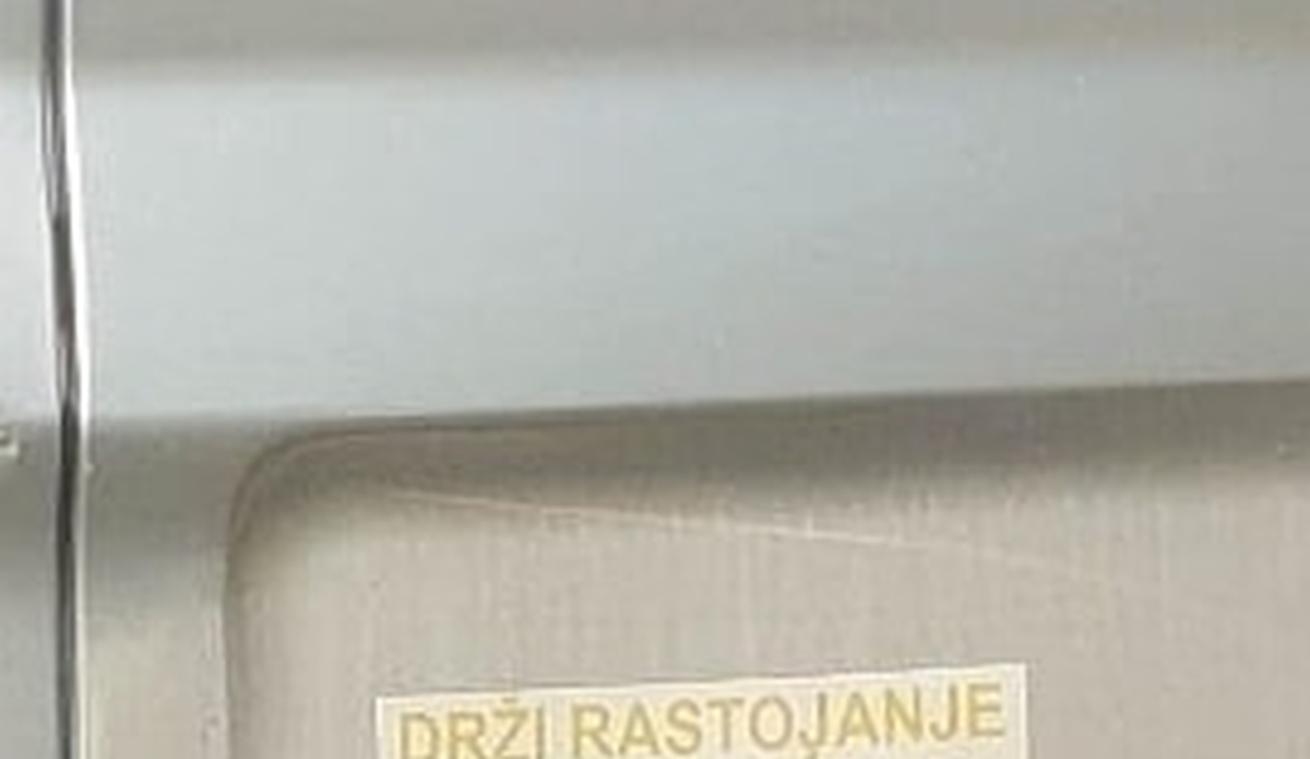 Nesvakidašnji natpis na autu nasmijao Dalmatince: Drži rastojanje...