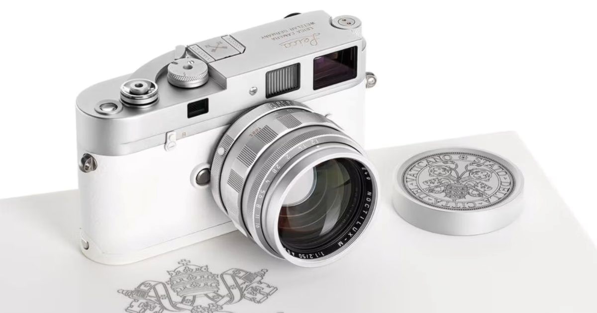 Fotoaparat koji je darovan papi Franji sada ide na aukciju