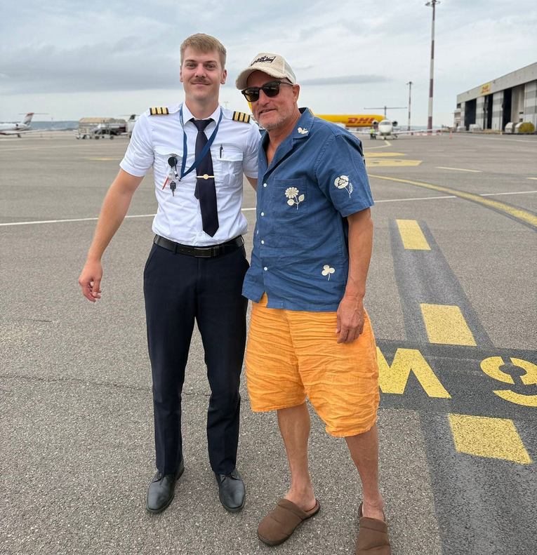 Osječka aviokompanija objavila fotku Woodyja Harrelsona: "Imali smo posebnog gosta"
