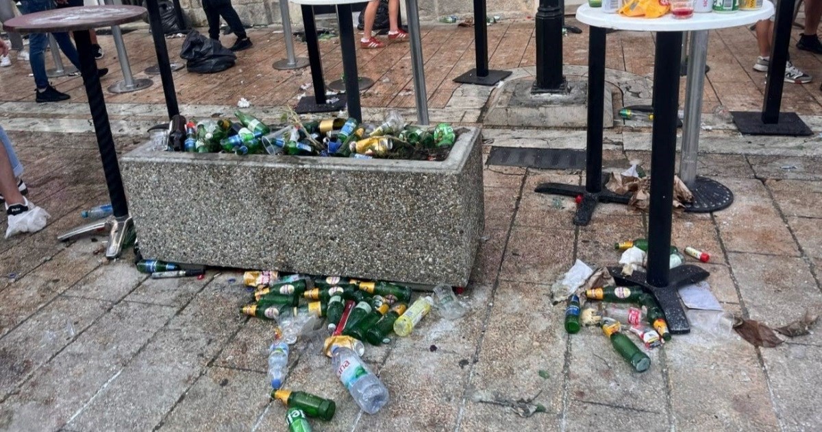 FOTO Centar Sinja pun je smeća nakon što su ljudi otišli prema Hipodromu