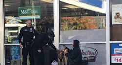Žena uhvatila policajce kako čine nešto divno za beskućnicu i njezinog psa