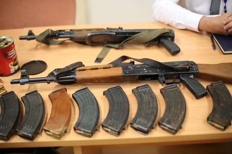 Policija kod Siska pretraživala kuće, našla puške, mine, granate