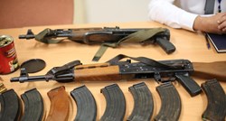 Policija kod Siska pretraživala kuće, našla puške, mine, granate