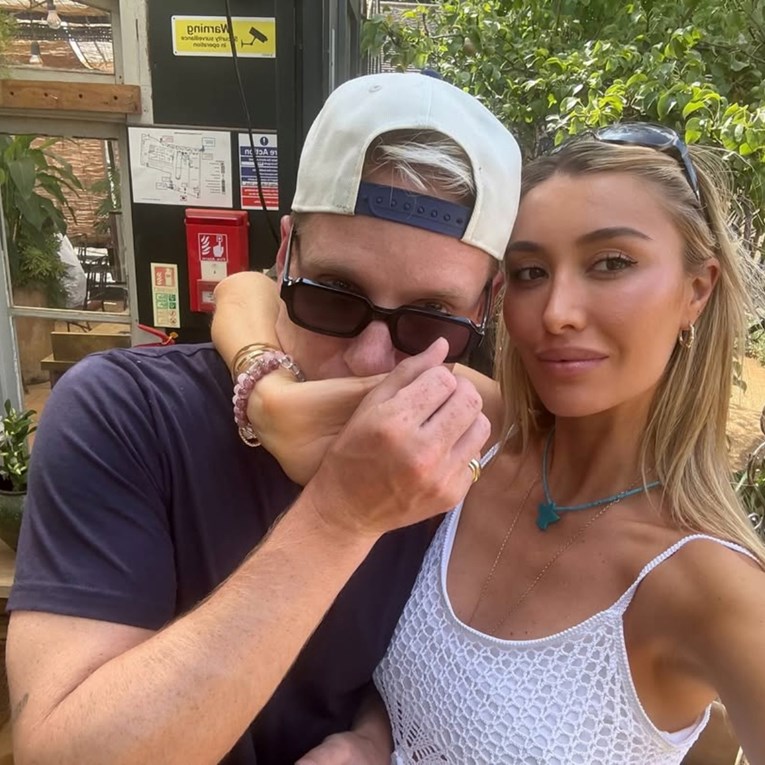 Sophie Habboo rodila prvo dijete i podijelila slatku fotografiju