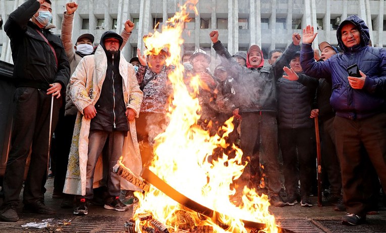 Veliki prosvjedi u Kirgistanu zbog izbornih rezultata, građani upali u rudnike zlata