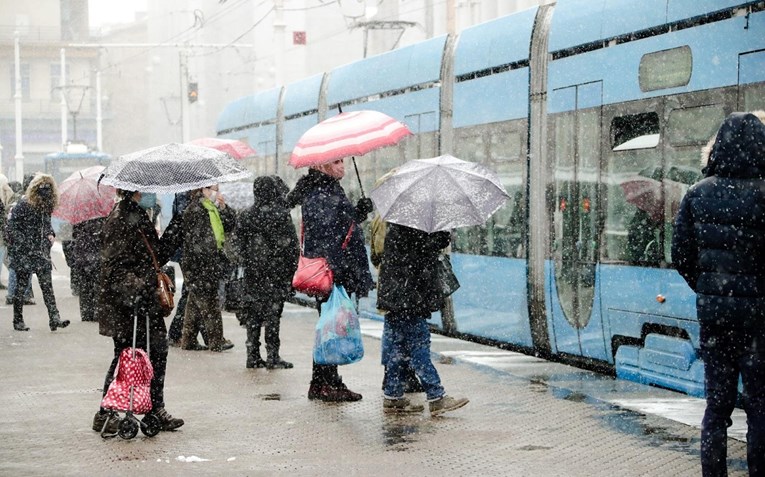 ZET zbog snijega upozorava na moguće kašnjenje javnog prijevoza u Zagrebu