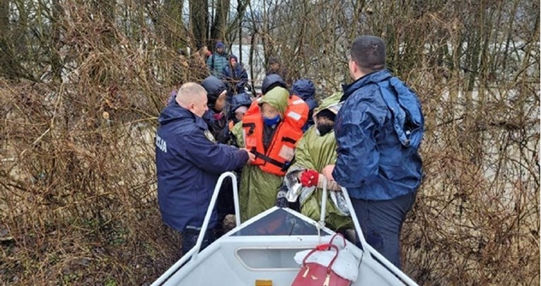 Policija spasila 16 promrzlih i mokrih migranata iz Save