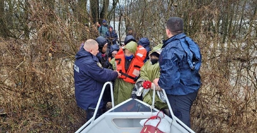 Policija iz Save spasila 16 migranata koji su čamcem ilegalno ušli u Hrvatsku