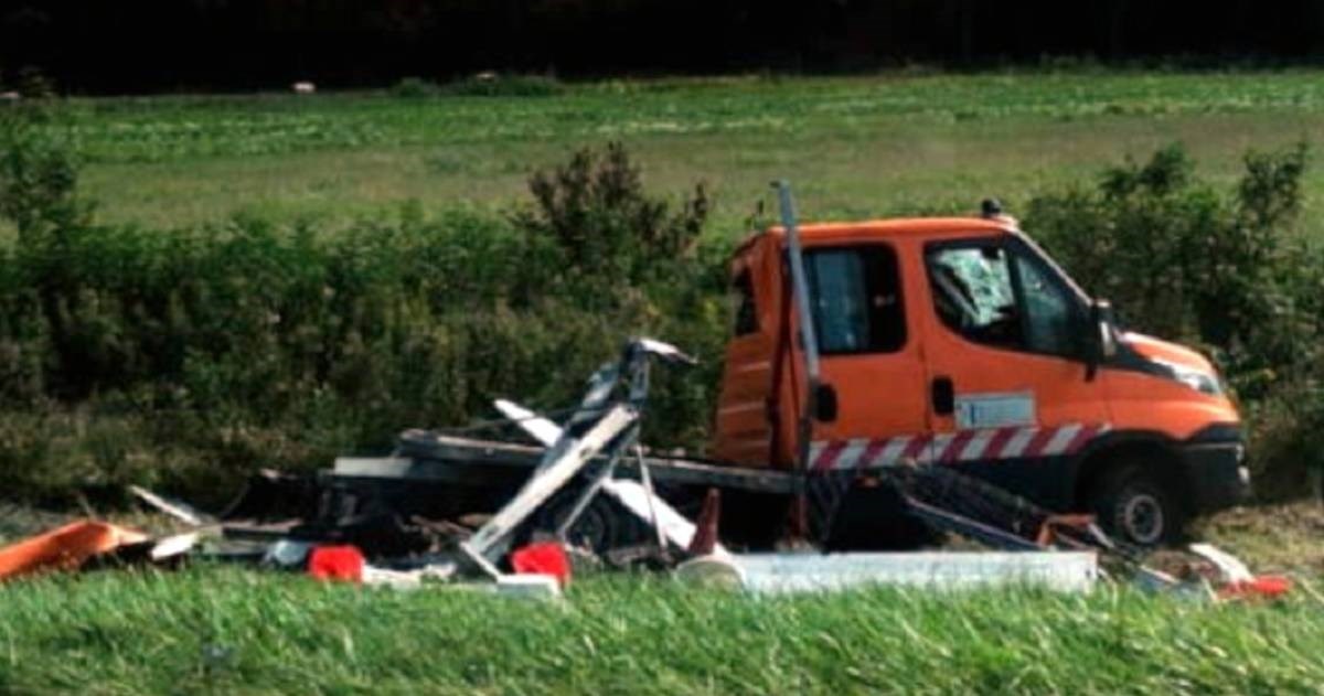 Kamion na A1 velikom brzinom udario HAC-ov kombi. Radnici izašli iz njega netom prije